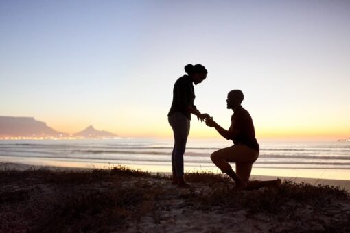 Man uses 5 engagement rings to propose to his girlfriend