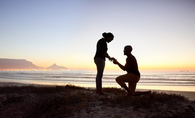 Man uses 5 engagement rings to propose to his girlfriend