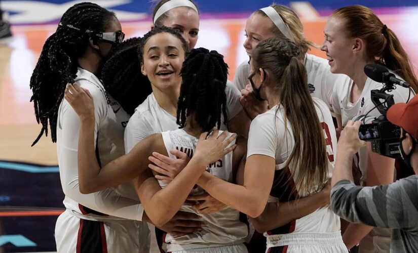 Stanford tops South Carolina 66-65 to reach title game