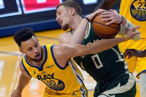 Curry, Warriors use furious finish to hold off Bucks 122-121