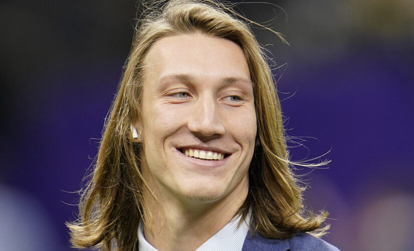 Jaguars select Trevor Lawrence with top pick in 2021 NFL Draft