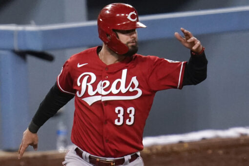 Votto, Winker lead Reds to 6-5 win over scuffling Dodgers