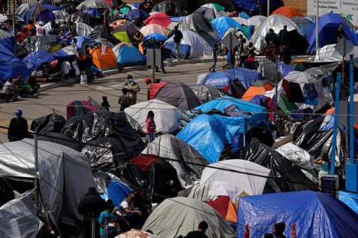 US to keep migrant families in hotels amid rush for space