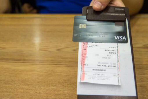 Terminally ill customer leaves $1G tip, pays for 2 other tables at Tennessee restaurant