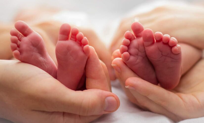 Woman gives birth to twins conceived 3 weeks apart