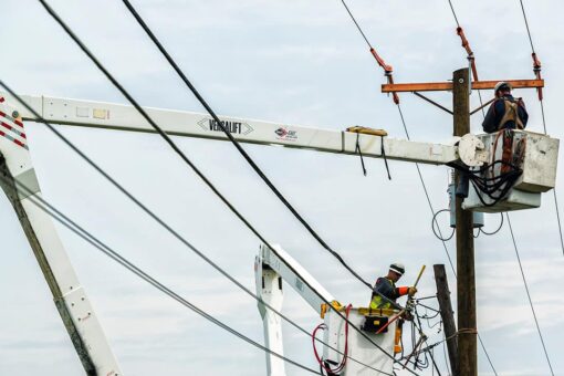Oregon fire sends 2 to hospital, knocks out power for 200 homes, report says