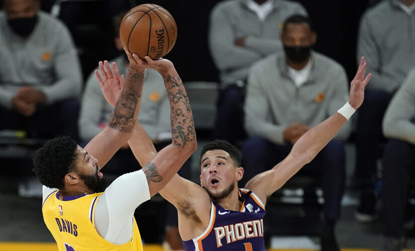 Lakers celebrate playoff homecoming in 109-95 win over Suns