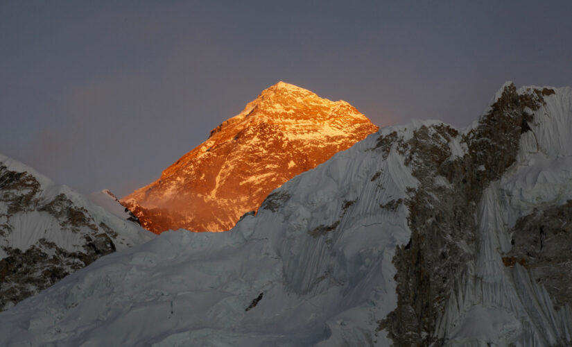 Climbing guide says at least 100 virus cases on Everest