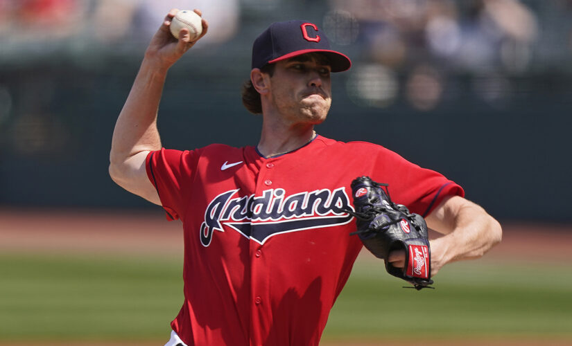 Bieber extends own MLB strikeout record, Indians beat Cubs