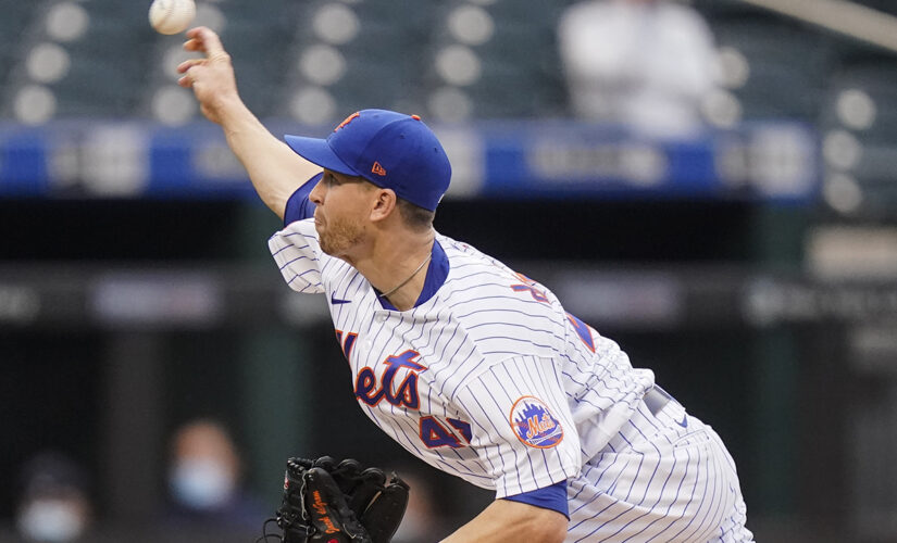 Mets scratch deGrom because of tightness in right side