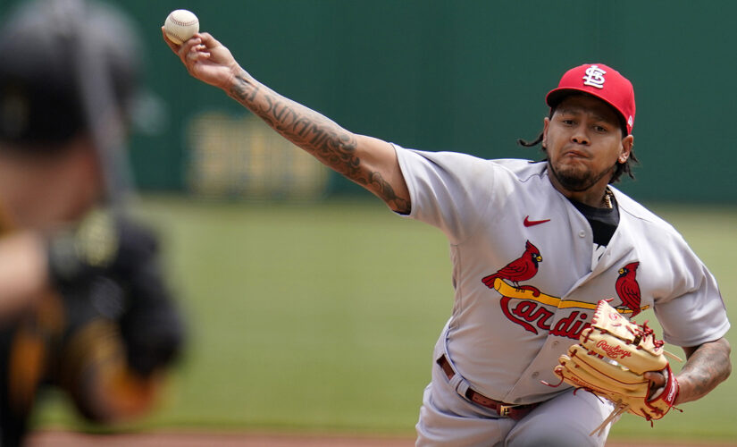 Martínez goes 8, Bader 3-run HR as Cards sweep Pirates 3-0