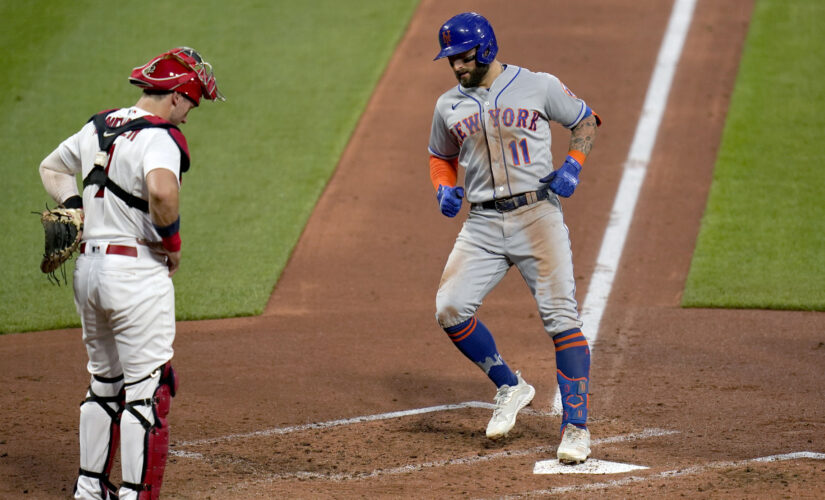 Wainwright, Cards win 5th in row; Mets fire hitting coaches