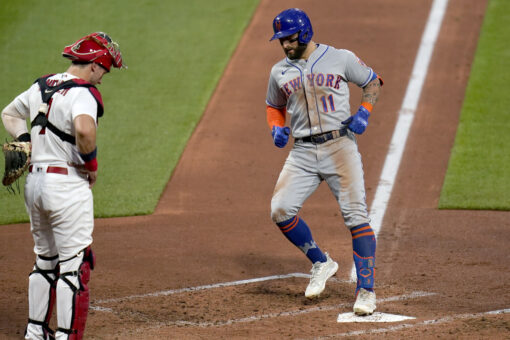 Wainwright, Cards win 5th in row; Mets fire hitting coaches