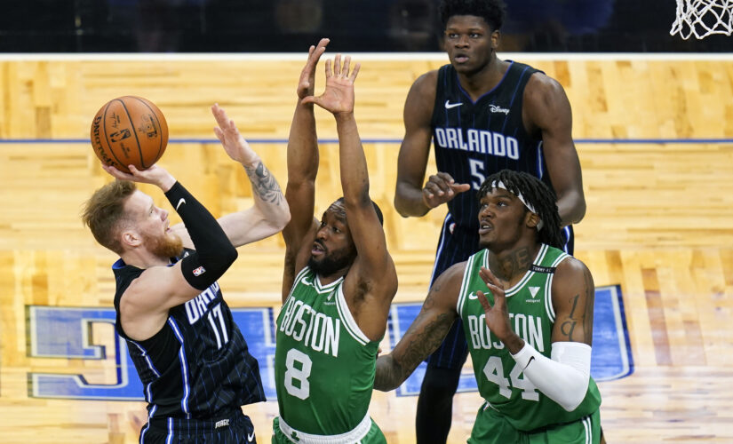 Walker returns from injury, scores 32 as Celtics whip Magic