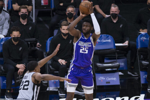 Spurs hold off Kings 113-104 to end five-game slide