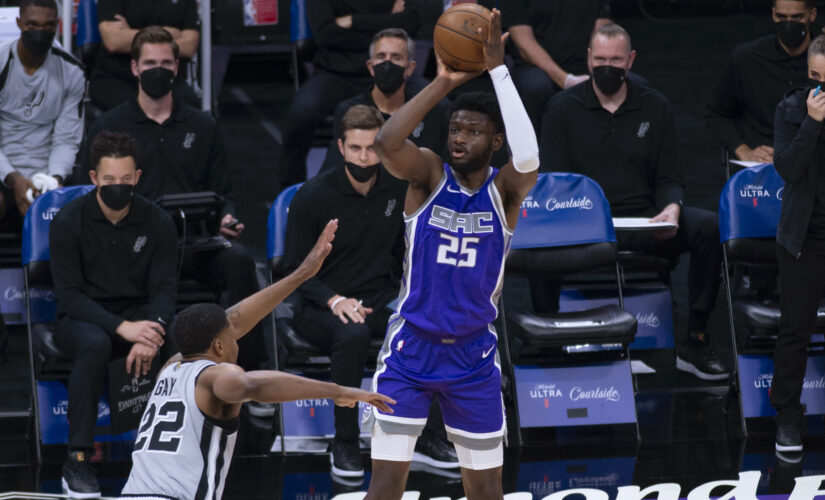 Spurs hold off Kings 113-104 to end five-game slide