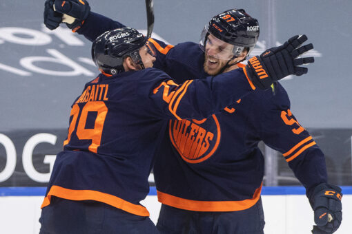 McDavid reaches 100 points, Oilers beat Canucks 4-3