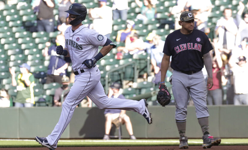 Haniger, Moore homer, Mariners beat Indians 7-3