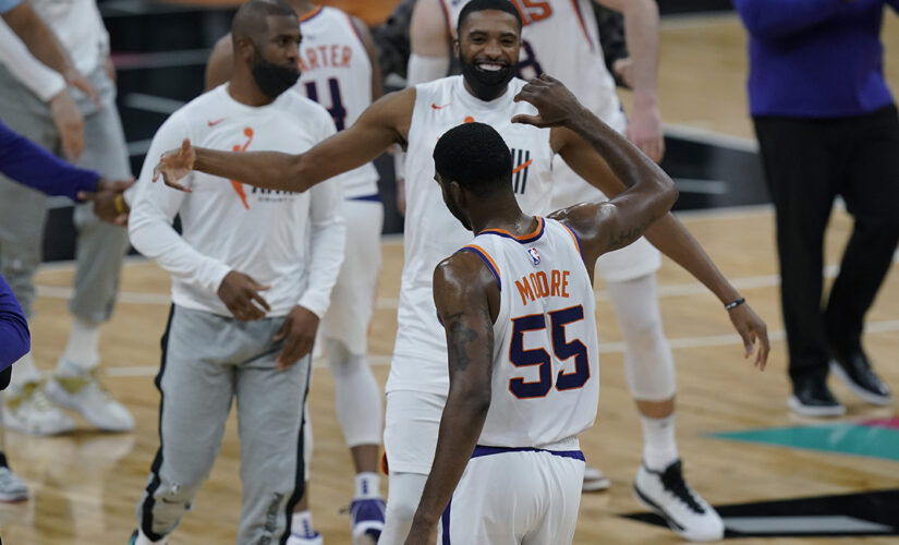 Moore, short-handed Suns hold off Spurs 123-121