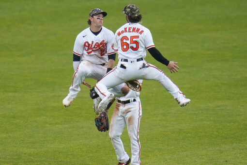 Orioles rally from deficit, beat Yankees 10-6 to avoid sweep