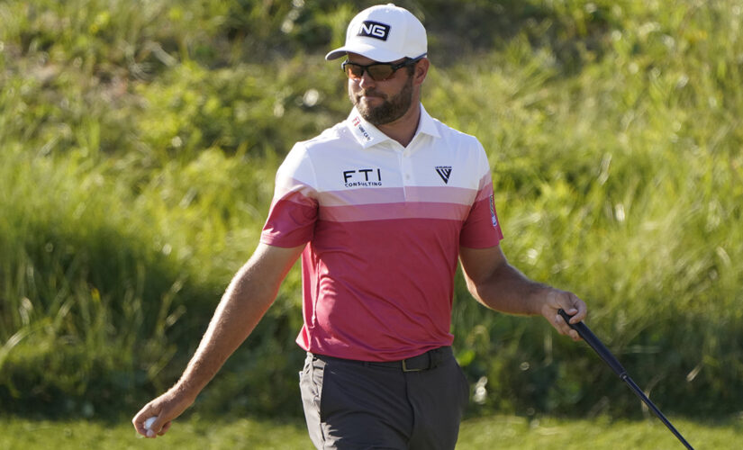 Conners keeps it as stress-free as possible for PGA lead