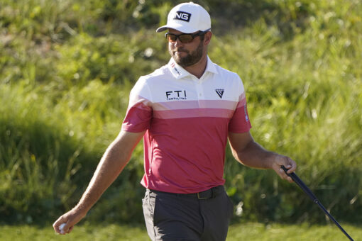 Conners keeps it as stress-free as possible for PGA lead