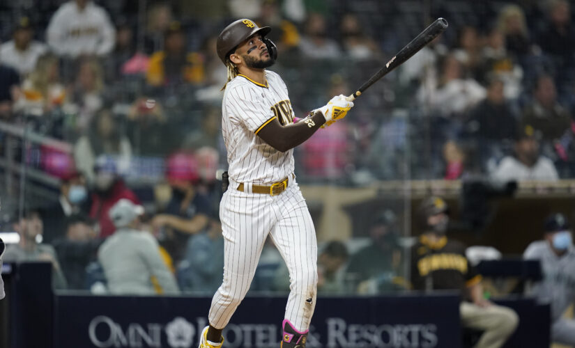 Tatis hits 50th career homer, Padres rout Mariners 16-1