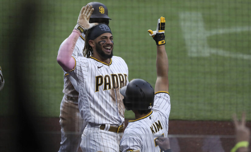 Hosmer, Padres beat Mariners 6-4 for 8th straight win