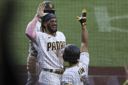 Hosmer, Padres beat Mariners 6-4 for 8th straight win