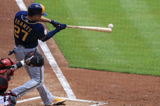 Yelich homers as Brewers beat Reds 9-4