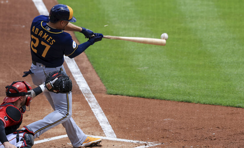 Yelich homers as Brewers beat Reds 9-4