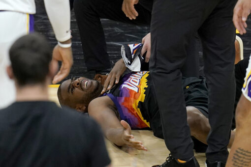 Suns’ Chris Paul dealing with shoulder injury vs. Lakers