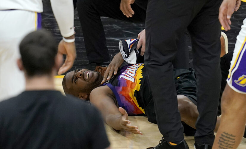 Suns’ Chris Paul dealing with shoulder injury vs. Lakers