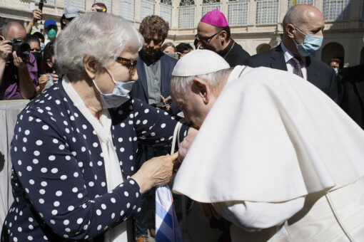 Pope kisses hand of Auschwitz survivor