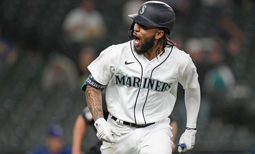 Mariners win 3-2, hand Rangers 11th straight road loss