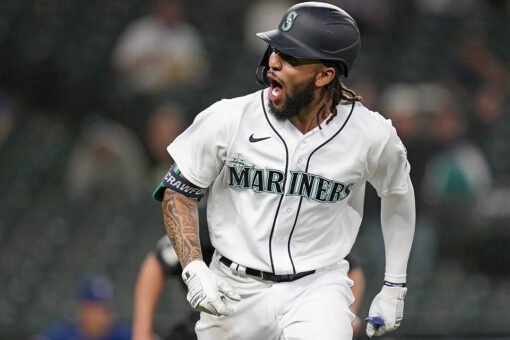 Mariners win 3-2, hand Rangers 11th straight road loss