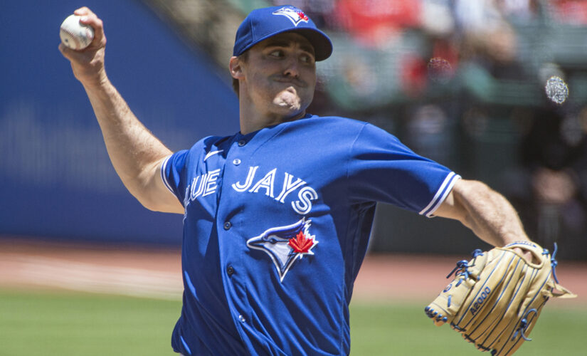 Hernández, Tellez HR, Jays beat Indians 4-1 in opener