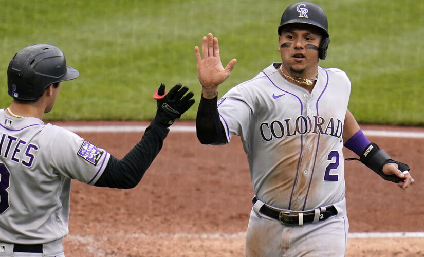 Blackmon 3 extra-base hits, Rockies end skid, beat Pirates