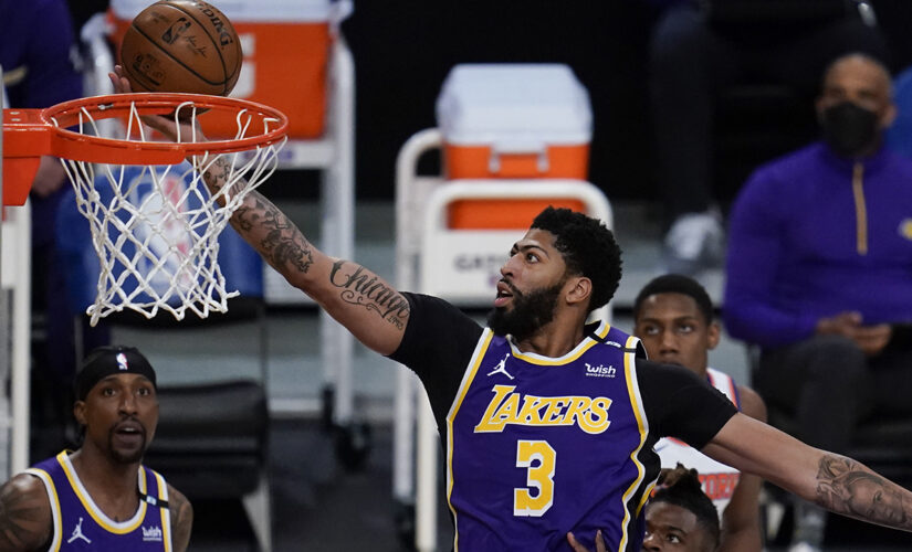 Lakers’ Anthony Davis taunts Knicks superfan Spike Lee after overtime victory