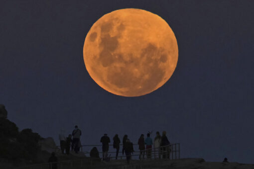 Blood Moon lunar eclipse enthralls viewers