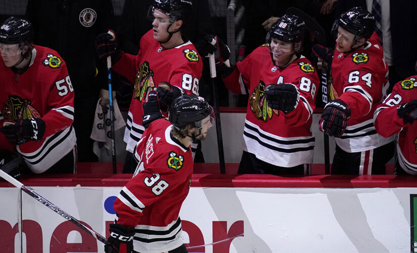 Blackhawks beat Stars 4-2 in fans’ return to United Center