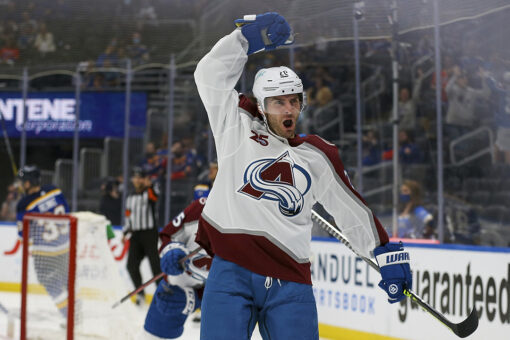 Avs score 3 in 2nd, beat Blues 5-1 to take a 3-0 series lead