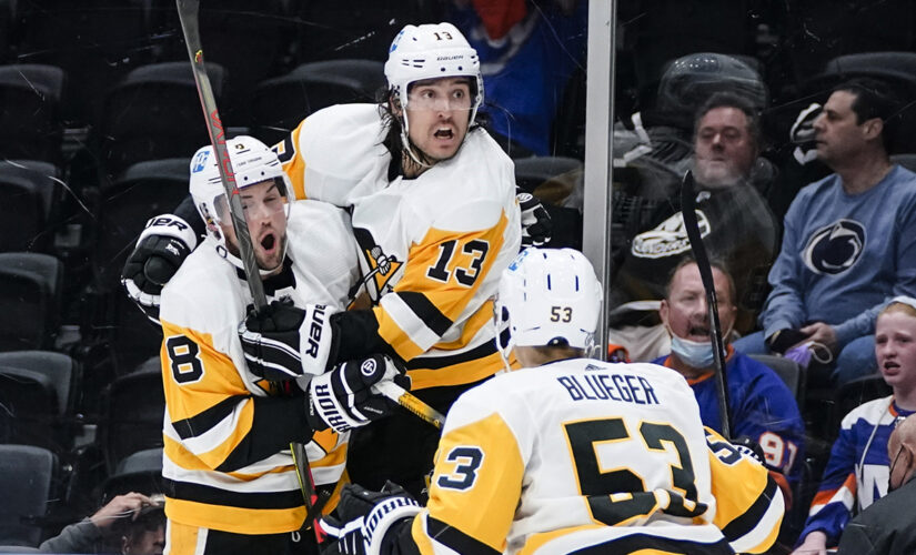 Tanev scores late, Penguins beat Islanders 5-4 in Game 3