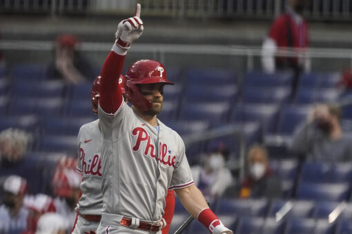 Heckled Harper homers, Realmuto exits early, Phils top Nats