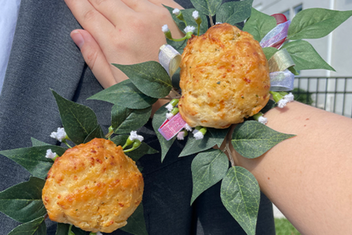 Red Lobster shares biscuit corsage, boutonniere video for prom-goers