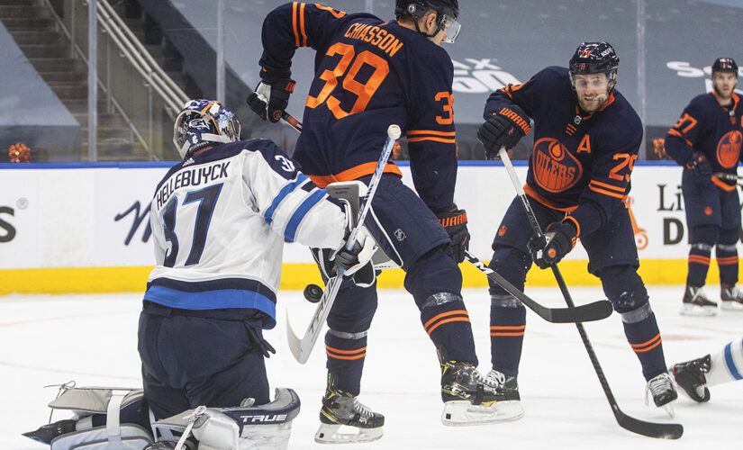 Helleybuyck makes 32 saves, Jets beat Oilers 4-1 in Game 1