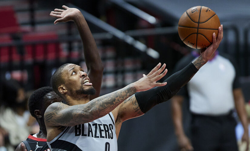 Lillard, Blazers score 50 in first, blast Rockets 140-129