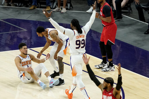Booker hits late free throws, Suns top Trail Blazers 118-117