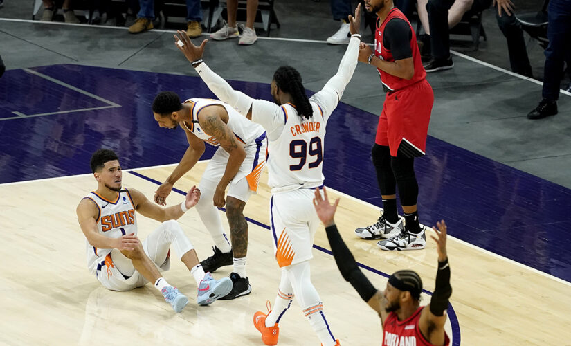 Booker hits late free throws, Suns top Trail Blazers 118-117