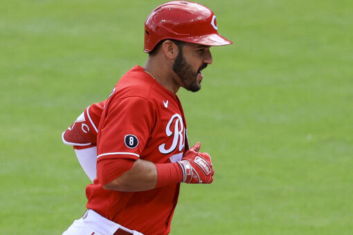 Suarez homers in leadoff debut, Reds down Nationals 2-1